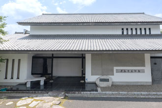 月山寺美術館の雰囲気ある外観