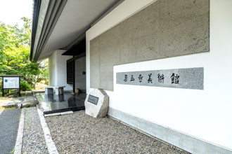 月山寺美術館の雰囲気ある外観