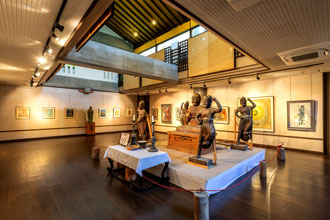 月山寺美術館の1階には多数の指定文化財を展示