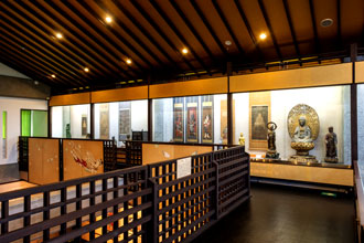 月山寺美術館の2階には多数の文化財を展示